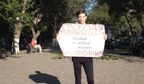Активист Тимур Жабин проводит одиночный пикет в сквере им.Трусова. Фото Алёны Садовской для "Кавказского узла" Активист Тимур Жабин проводит одиночный пикет в сквере им.Трусова. Фото Алёны Садовской для "Кавказского узла"