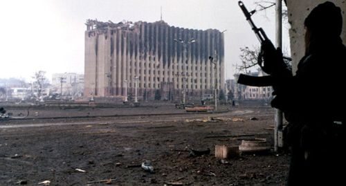 Боевик в Грозном. Фото: Михаил Евстафьев, https://commons.wikimedia.org/wiki/File:Evstafiev-chechnya-palace-gunman.jpg Боевик в Грозном. Фото: Михаил Евстафьев, https://commons.wikimedia.org/wiki/File:Evstafiev-chechnya-palace-gunman.jpg