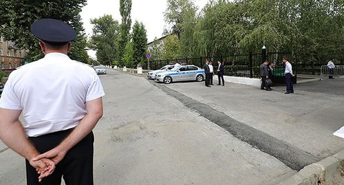 Подходы к кадетскому корпусу были оцеплены полицейскими. Фото: Пресс-служба ИА "Высота 102" https://v102.ru/news/83140.html Подходы к кадетскому корпусу были оцеплены полицейскими. Фото: Пресс-служба ИА "Высота 102" https://v102.ru/news/83140.html