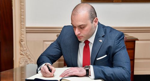 Мамука Бахтадзе. Фото Госдепартамент США от США - премьер-министр Грузии Бахтадзе подписал гостевую книгу госсекретаря Помпео