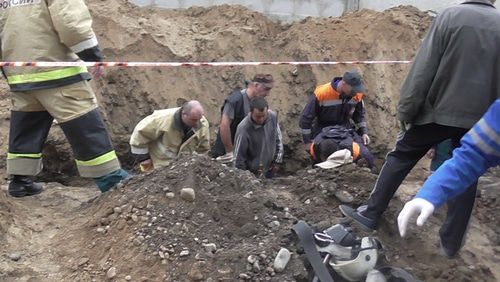 Обвал грунта при проведении земляных работ в г. Нальчик/ Фото: пресс-служба МЧС Обвал грунта при проведении земляных работ в г. Нальчик/ Фото: пресс-служба МЧС