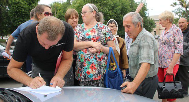 Участники пикета подписывают обращение к Путину. 7 сентября 2019 года, Гуково. Фото Вячеслава Прудникова для "Кавказского узла"