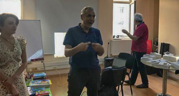 Интигам Алиев во время презентации своего романа. Фото Фаика Меджида для "Кавказского узла"