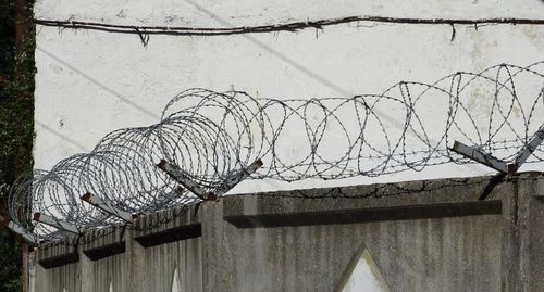 Ограждение режимного объекта. Фото Нины Тумановой для "Кавказского узла" Ограждение режимного объекта. Фото Нины Тумановой для "Кавказского узла"