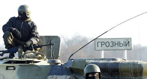 Сотрудники силовых структур. Фото: REUTERS/Eduard Kornienko Сотрудники силовых структур. Фото: REUTERS/Eduard Kornienko