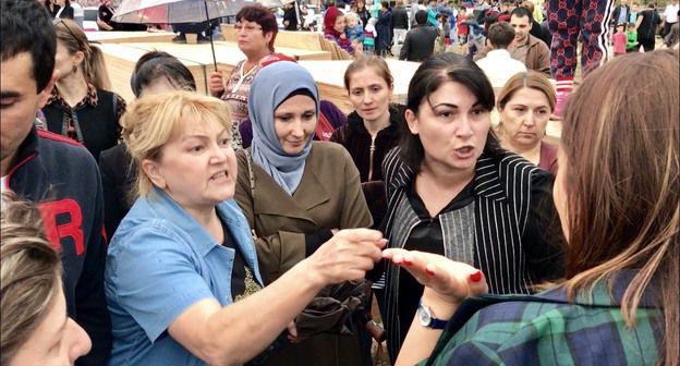 Горожане требуют от представителя застройщика не застраивать прибрежную зону. Фото Патимат Махмудовой для "Кавказского узла"