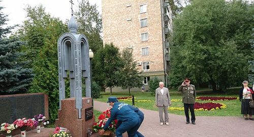 Возложение цветов к мемориалу жертвам терракта на Каширском шоссе в Москве. Фото: Префектура Южного административного округа города Москвы http://gazeta-nagatino-sadovniki.ru/2017/09/04/35996/ Возложение цветов к мемориалу жертвам терракта на Каширском шоссе в Москве. Фото: Префектура Южного административного округа города Москвы http://gazeta-nagatino-sadovniki.ru/2017/09/04/35996/