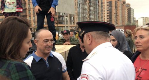 Активисты на сходе в Каспийске 11 сентября беседуют с полицейским. Фото Патимат Махмудовой для "Кавказского узла". Активисты на сходе в Каспийске 11 сентября беседуют с полицейским. Фото Патимат Махмудовой для "Кавказского узла".