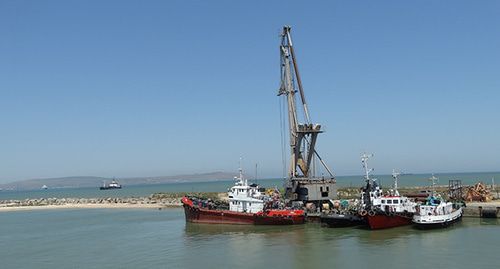Спецтехника в Керченском проливе. Фото Нины Тумановой для "Кавказского узла" Спецтехника в Керченском проливе. Фото Нины Тумановой для "Кавказского узла"