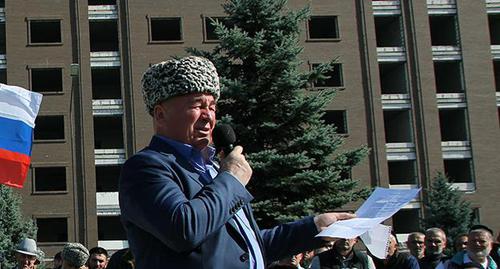Выступает Малсаг Ужахов на митинге в Магасе. Октябрь 2018 года. Фото: Магомед Муцольгов https://www.kavkaz-uzel.eu/blogs/342/posts/34945 Выступает Малсаг Ужахов на митинге в Магасе. Октябрь 2018 года. Фото: Магомед Муцольгов https://www.kavkaz-uzel.eu/blogs/342/posts/34945