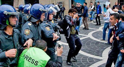 Журналисты во время акции протеста сторонников оппозиции. Баку, 17 ноября 2013 г. Фото Азиза Каримова для "Кавказского узла" Журналисты во время акции протеста сторонников оппозиции. Баку, 17 ноября 2013 г. Фото Азиза Каримова для "Кавказского узла"