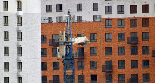 Подъемный кран на стройке. Фото Нины Тумановой для "Кавказского узла". Подъемный кран на стройке. Фото Нины Тумановой для "Кавказского узла".