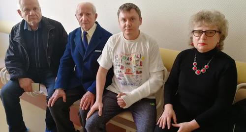 Николай Никифоров (в центре с забинтованной рукой) в больнице с членами своей семьи, январь 2019 года. Фото: Светлана Кравченко для "Кавказского узла". Николай Никифоров (в центре с забинтованной рукой) в больнице с членами своей семьи, январь 2019 года. Фото: Светлана Кравченко для "Кавказского узла".