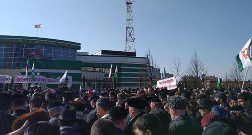 Участники митинга в Магасе. 26 марта 2019 г. Фото Умара Йовлоя для "Кавказского узла" Участники митинга в Магасе. 26 марта 2019 г. Фото Умара Йовлоя для "Кавказского узла"