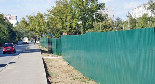 Забор вокруг двух участков на Николаевском бульваре, где планируется строительство. Фото: "Экологическая вахта по Северному Кавказу" http://www.ewnc.org/node/27036 Забор вокруг двух участков на Николаевском бульваре, где планируется строительство. Фото: "Экологическая вахта по Северному Кавказу" http://www.ewnc.org/node/27036