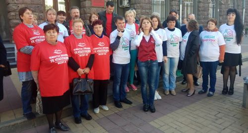 Обманутые дольщики "ТрестКурортСтрой" перед зданием суда в Ростове-на-Дону. Фото Константина Волгина для "Кавказского узла" Обманутые дольщики "ТрестКурортСтрой" перед зданием суда в Ростове-на-Дону. Фото Константина Волгина для "Кавказского узла"