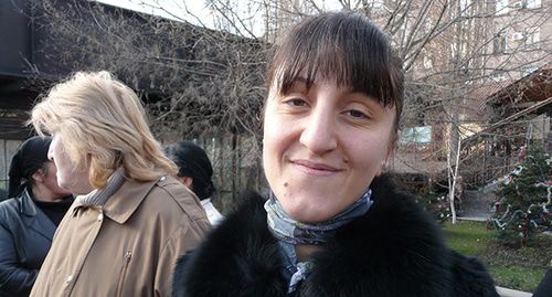 Работница "Санитек" на акции протеста у резиденции президента. Фото для "Кавказского узла" Армине Мартиросян Работница "Санитек" на акции протеста у резиденции президента. Фото для "Кавказского узла" Армине Мартиросян