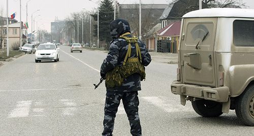Сотрудник силовых структур. Грозный. Фото: REUTERS/Stringer Сотрудник силовых структур. Грозный. Фото: REUTERS/Stringer