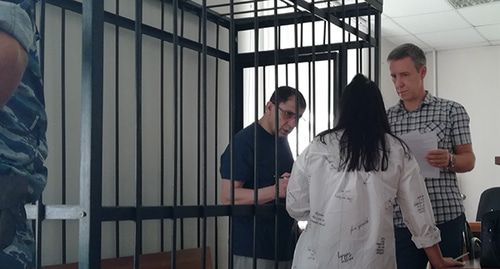 Юрий Гольдер (слева) со своими адвокатами в зале суда. Фото Татьяны Филимоновой для "Кавказского узла" Юрий Гольдер (слева) со своими адвокатами в зале суда. Фото Татьяны Филимоновой для "Кавказского узла"