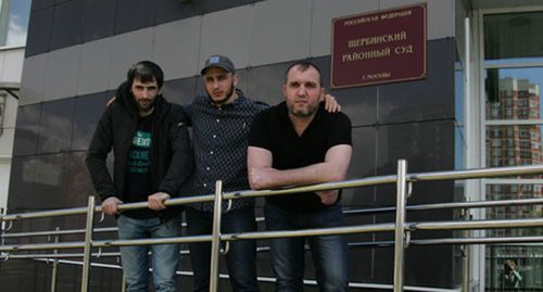 Хамид Ражапов (слева) и братья Цетиевы - Хусейн (справа) и Саид-Магомед у здания Щербинского суда 27 июня 2017 года. Фото: Татьяна Гантимурова для "Кавказского узла". Хамид Ражапов (слева) и братья Цетиевы - Хусейн (справа) и Саид-Магомед у здания Щербинского суда 27 июня 2017 года. Фото: Татьяна Гантимурова для "Кавказского узла".