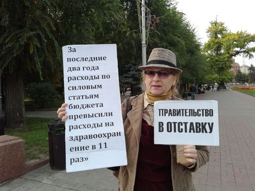 Пикетчица заявила на пикете 5 октября 2019 года о неадекватности бюджетных трат. Фото Татьяны Филимоновой для «Кавказского узла»