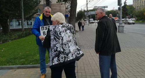 Владимир Тельпук беседует с прохожими. Фото Татьяны Филимоновой для "Кавказского узла". Владимир Тельпук беседует с прохожими. Фото Татьяны Филимоновой для "Кавказского узла".