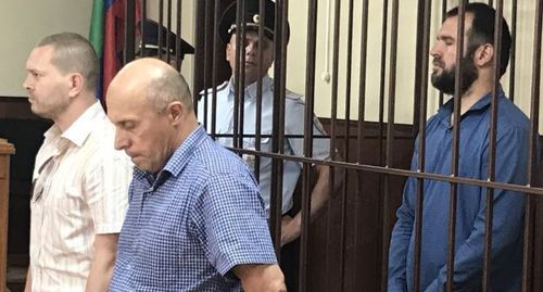 Абубакар Ризванов и его адвокаты Рафидин Курбанов и Леонид Заикин на заседании суда. Фото Патимат Махмудовой для "Кавказского узла". Абубакар Ризванов и его адвокаты Рафидин Курбанов и Леонид Заикин на заседании суда. Фото Патимат Махмудовой для "Кавказского узла".