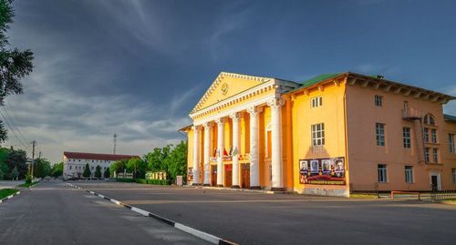 Центральная площадь и Дворец Культуры города Сунжи Республики Ингушетия. Фото Евгений Шивцов https://commons.wikimedia.org/wiki/Category:Sunzha_(city)
Центральная площадь и Дворец Культуры города Сунжи Республики Ингушетия. Фото Евгений Шивцов https://commons.wikimedia.org/wiki/Category:Sunzha_(city)