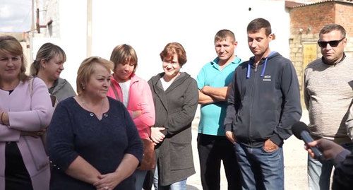 Работники завода "Кубанские деликатесы". Кадр видео https://www.youtube.com/watch?v=tscRMnXiT78 Работники завода "Кубанские деликатесы". Кадр видео https://www.youtube.com/watch?v=tscRMnXiT78