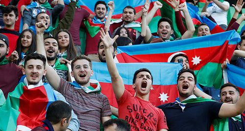 Азербайджанские футбольные фанаты перед матчем отборочного этапа Евро-2010. Будапешт, 13 октября 2019 г. Фото: REUTERS/Bernadett Szabo Азербайджанские футбольные фанаты перед матчем отборочного этапа Евро-2010. Будапешт, 13 октября 2019 г. Фото: REUTERS/Bernadett Szabo