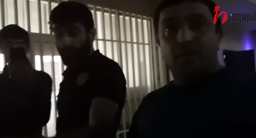 Участники акции в пресс-клубе "Зеркало" в Ереване.
Фото: кадр видео
Hraparak daily https://www.youtube.com/watch?v=kGS2PwwY4E0&feature=youtu.be Участники акции в пресс-клубе "Зеркало" в Ереване.
Фото: кадр видео
Hraparak daily https://www.youtube.com/watch?v=kGS2PwwY4E0&feature=youtu.be