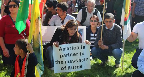 Митинг курдов у посольства США в Армении. Фото Тиграна Петросяна для "Кавказского узла" Митинг курдов у посольства США в Армении. Фото Тиграна Петросяна для "Кавказского узла"