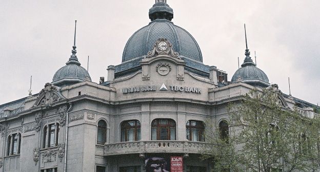 Здание "TBC банка" в Тбилиси. Фото By TopNika - F2170021, CC BY-SA 2.0, https://commons.wikimedia.org/w/index.php?curid=38797548