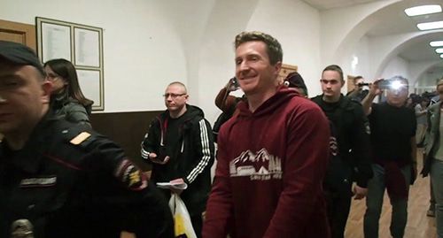Егор Лесных (в центре). Скриншот видео Общественный вердикт / Publicverdict https://www.youtube.com/watch?v=hU-0djt5XsI Егор Лесных (в центре). Скриншот видео Общественный вердикт / Publicverdict https://www.youtube.com/watch?v=hU-0djt5XsI