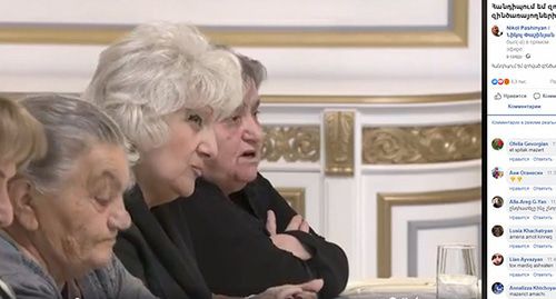 Матери погибших солдат во время встречи с Николом Пашиняном. Скриншот видео https://www.facebook.com/nikol.pashinyan/videos/562113981214484/ Матери погибших солдат во время встречи с Николом Пашиняном. Скриншот видео https://www.facebook.com/nikol.pashinyan/videos/562113981214484/