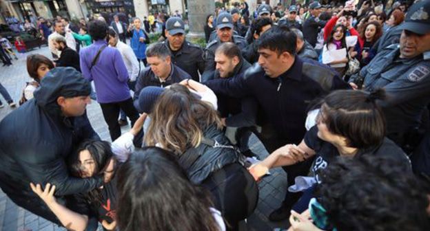 Полиция разгоняет участниц акции против насилия над женщинами. Баку, 20 октября 2019 года. Фото Азиза Каримова для "Кавказского узла".