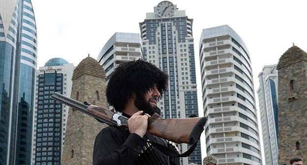 Мужчина в национальной чеченской одежде. Грозный. Фото: REUTERS/Said Tsarnayev