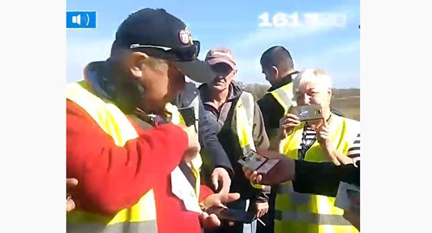 Дальнобойщики собрались на трассе "Дон" для борьбы с поборами. Скриншот видео 
161ru https://www.youtube.com/watch?v=BsJwiHDOjm4