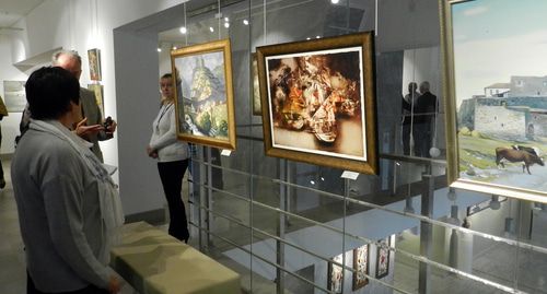 Посетители выставки "Осетинский колорит" в Волгограде. 22 октября 2019 года. Фото Татьяны Филимоновой для "Кавказского узла". Посетители выставки "Осетинский колорит" в Волгограде. 22 октября 2019 года. Фото Татьяны Филимоновой для "Кавказского узла".