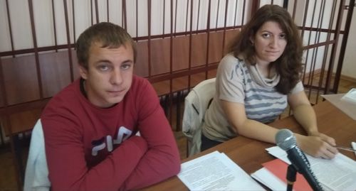 Никита Хацкевич и юрист комитета против пыток Анна Коцарева во время заседания суда. Фото: предоставлено организацией "Комитет против пыток" Никита Хацкевич и юрист комитета против пыток Анна Коцарева во время заседания суда. Фото: предоставлено организацией "Комитет против пыток"