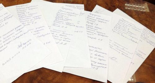 Заявления от депутатов Собрания представителей Беслана о сложении полномочий. 28 января 2019 года. Фото Эммы Марзоевой для "Кавказского узла" Заявления от депутатов Собрания представителей Беслана о сложении полномочий. 28 января 2019 года. Фото Эммы Марзоевой для "Кавказского узла"