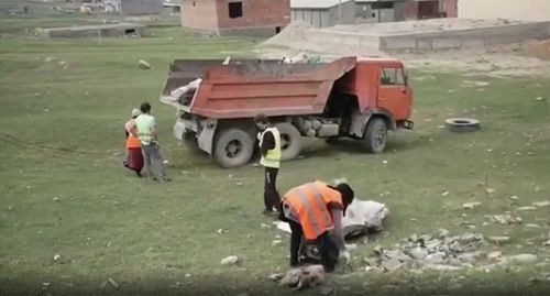 Уборка мусора в Хасавюрте. Скриншот видео страницы Instagram администрации города Хасавюрт https://www.instagram.com/khasavyurt_gorod/ Уборка мусора в Хасавюрте. Скриншот видео страницы Instagram администрации города Хасавюрт https://www.instagram.com/khasavyurt_gorod/