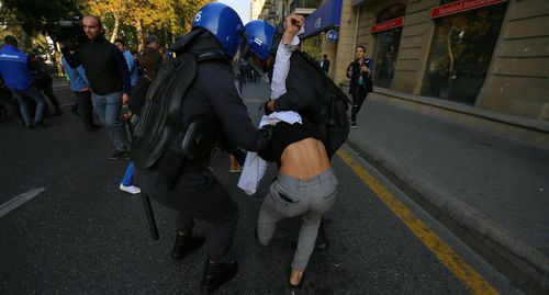 Силовики задерживают участника акции протеста. Баку, 19 октября 2019 г. Фото Азиза Каримова для "Кавказского узла" Силовики задерживают участника акции протеста. Баку, 19 октября 2019 г. Фото Азиза Каримова для "Кавказского узла"