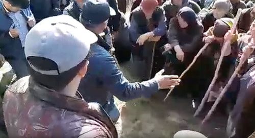 Жители села Меусиша блокируют строительство нового водовода в Уркарах. Фото: кадр видео Голос Дагестана https://vk.com/video-74219800_456243277 Жители села Меусиша блокируют строительство нового водовода в Уркарах. Фото: кадр видео Голос Дагестана https://vk.com/video-74219800_456243277