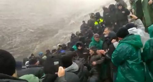Столкновение жителей села Меусиша с силовиками. 1 ноября 2019 года. Скриншот пользователя Dag.Life https://www.youtube.com/watch?v=SCfN3Fl1a3o&feature=youtu.be Столкновение жителей села Меусиша с силовиками. 1 ноября 2019 года. Скриншот пользователя Dag.Life https://www.youtube.com/watch?v=SCfN3Fl1a3o&feature=youtu.be