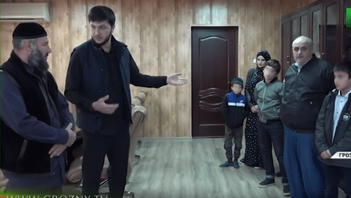 Скриншот видео ЧГТРК "Грозный" "В Грозном привлекли к ответственности родителей вандалов" https://youtu.be/Dxa_ZG-HlKM Скриншот видео ЧГТРК "Грозный" "В Грозном привлекли к ответственности родителей вандалов" https://youtu.be/Dxa_ZG-HlKM