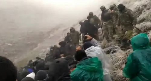 Скриншот видео столкновения жителей села Меусиша с силовиками, https://www.youtube.com/watch?v=Dxa_ZG-HlKM&feature=youtu.be Скриншот видео столкновения жителей села Меусиша с силовиками, https://www.youtube.com/watch?v=Dxa_ZG-HlKM&feature=youtu.be