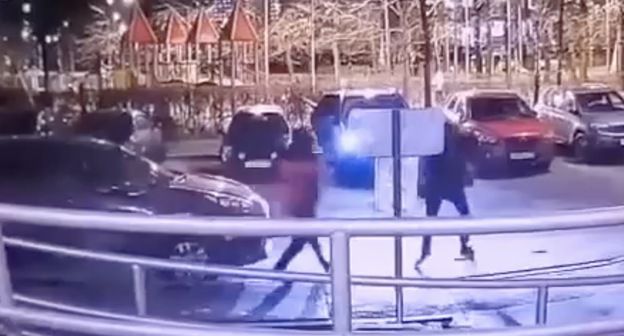 Стоп-кадр нападения на Ибрагима Эльджаркиева. Стоп-кадр видео камеры видеонаблюдения опубликованный на Telegram-канале "Mash". https://t.me/breakingmash/14666