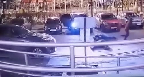 Стоп-кадр нападения на Ибрагима Эльджаркиева. Стоп-кадр видео камеры видеонаблюдения, опубликованного на Telegram-канале "Mash". https://t.me/breakingmash/14666