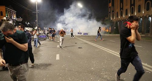 Разгон сотрудниками полиции акции протеста в Тбилиси. 21 июня 2019 г. Фото: REUTERS/Irakli Gedenidze Разгон сотрудниками полиции акции протеста в Тбилиси. 21 июня 2019 г. Фото: REUTERS/Irakli Gedenidze